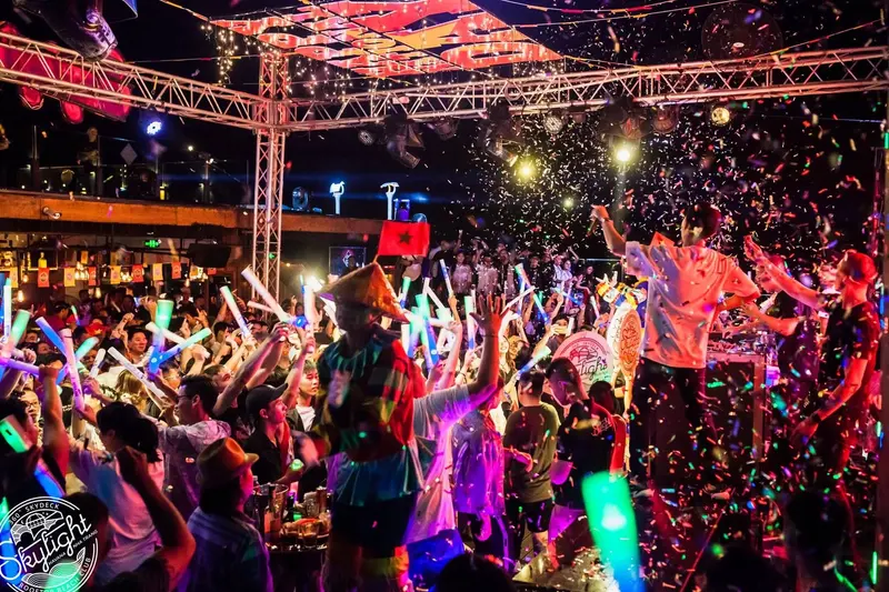 MC dẫn đêm tiệc dưới mưa pháo giấy tại Rooftop Beach Club