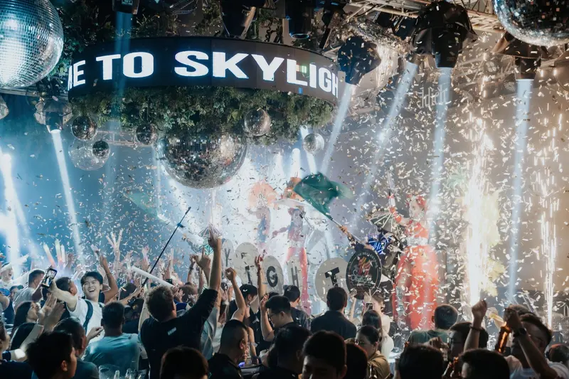 Vòng LED “Welcome to Skylight” và pháo giấy phủ sàn nhảy